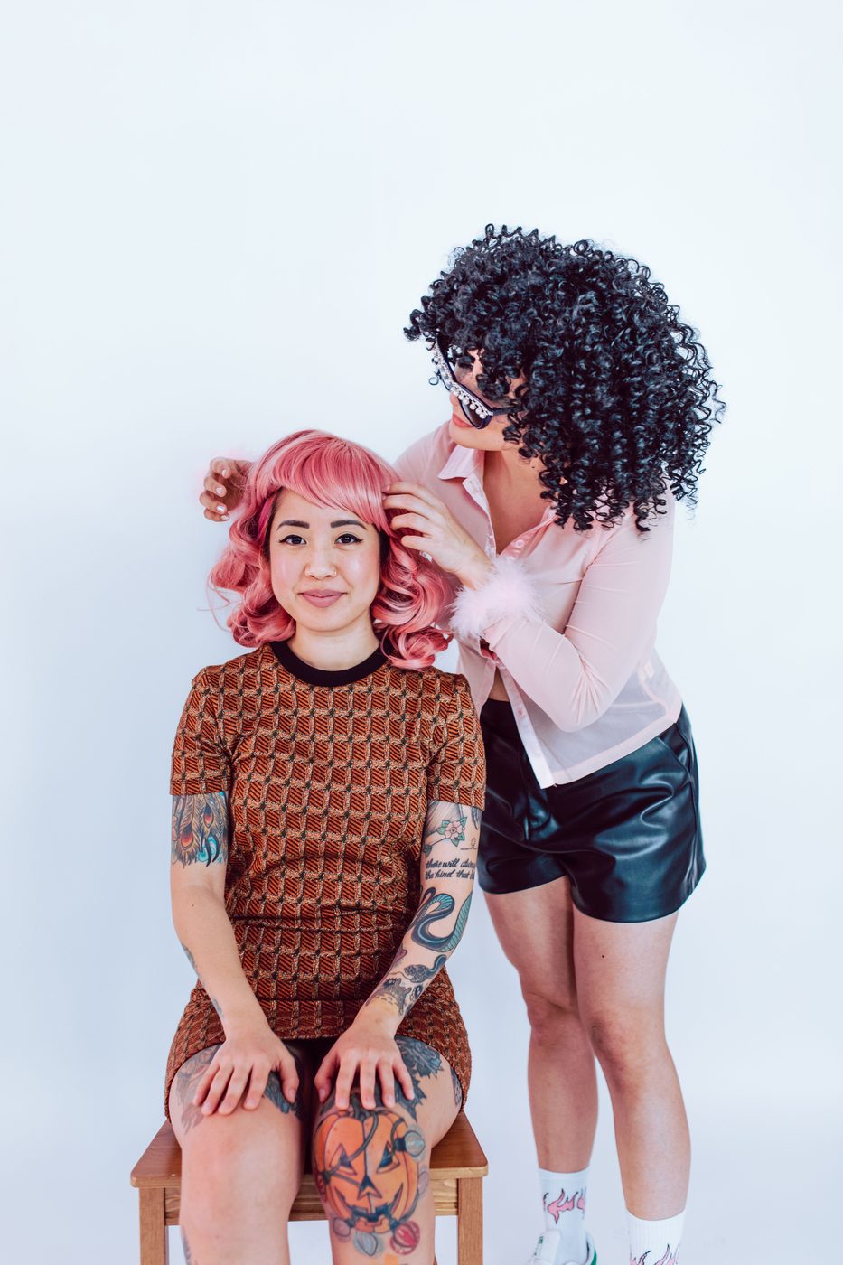 Imagem ilustrativa de uma modelo com cabelo cacheado
